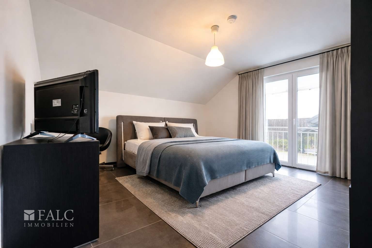 Helles Schlafzimmer mit angenehmer Atmosphäre